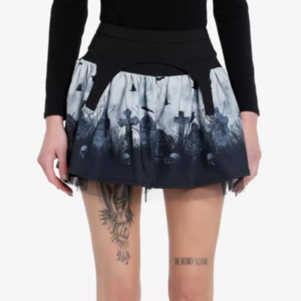 New Thorn & Fable Women's Tombstone Skulls Graveyard Garter‎ Mini Skirt Large